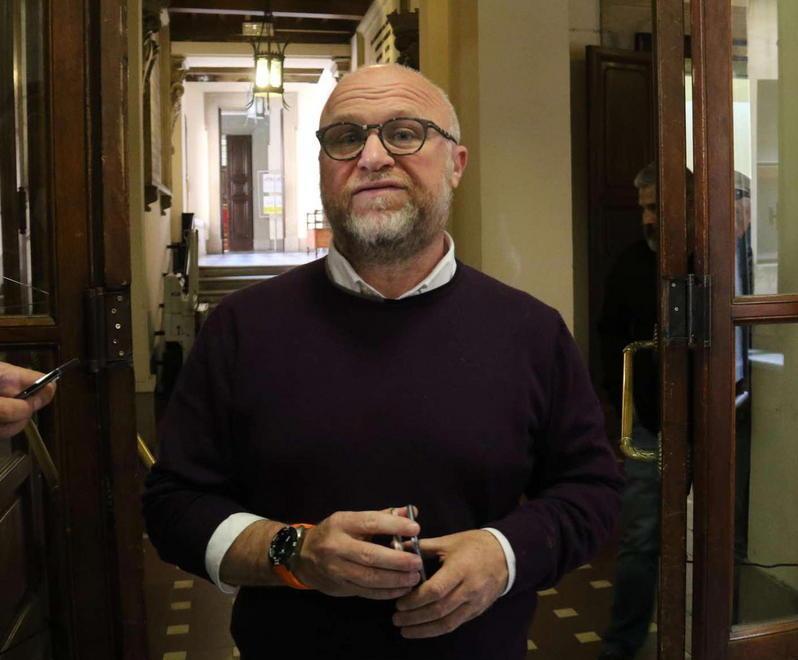 Il sindaco Nogarin la mattina del 5 aprile con due telefoni in mano