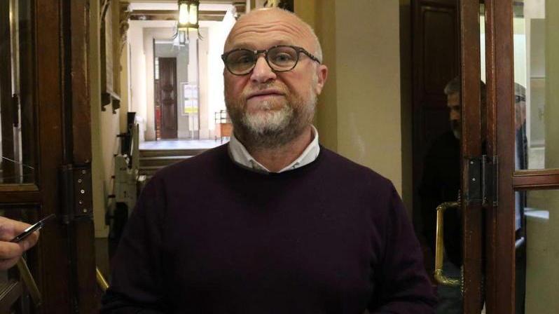 Il sindaco Nogarin la mattina del 5 aprile con due telefoni in mano