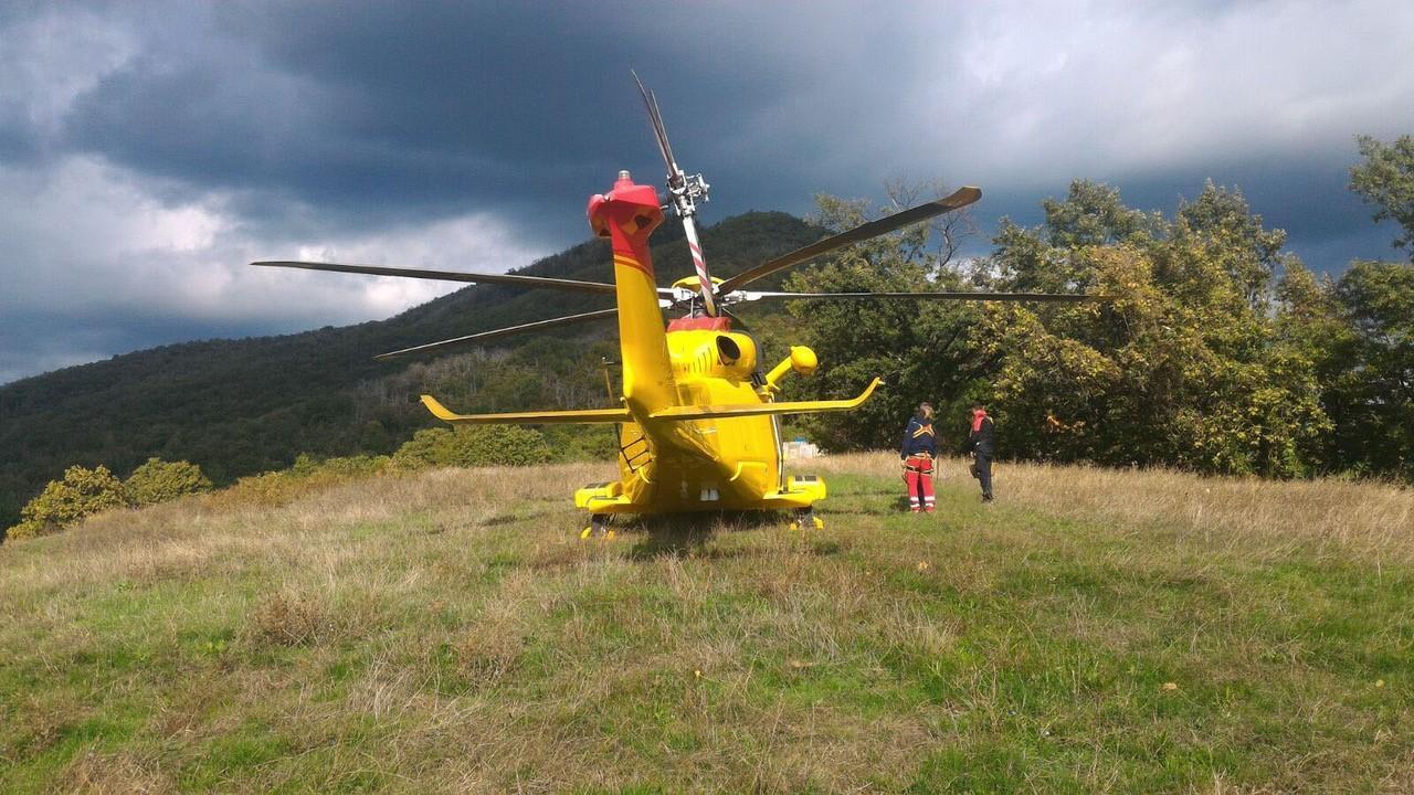 L'elicottero Pegaso in azione (foto del Soccorso Alpino)