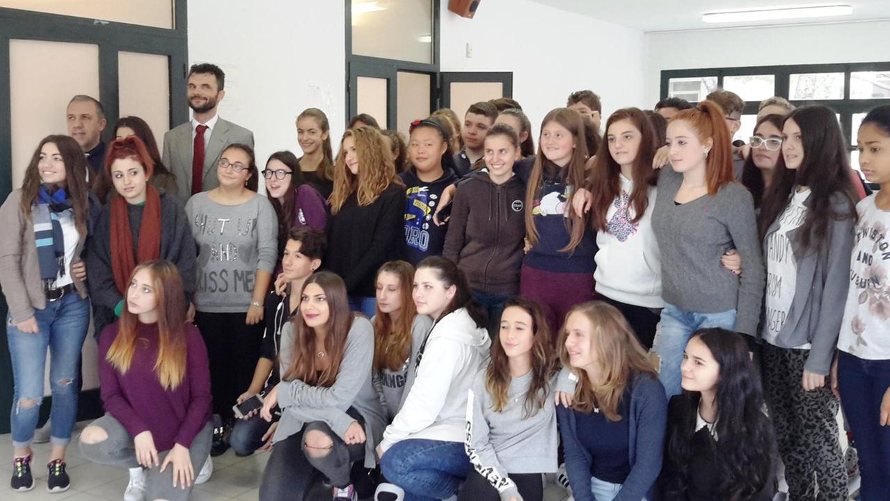 Foto di gruppo degli studenti insieme al presidente della Provincia Matteo Biffoni