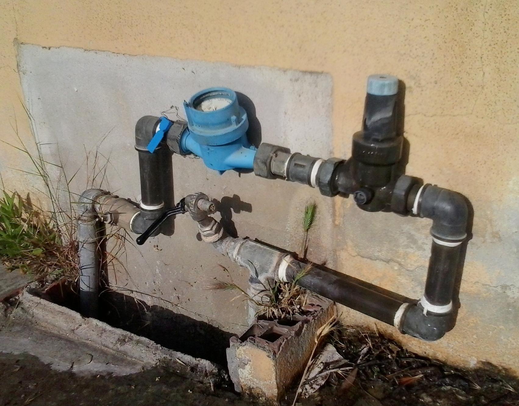 Gesturi, gli sigillano il contatore perché moroso e lui ruba l'acqua
