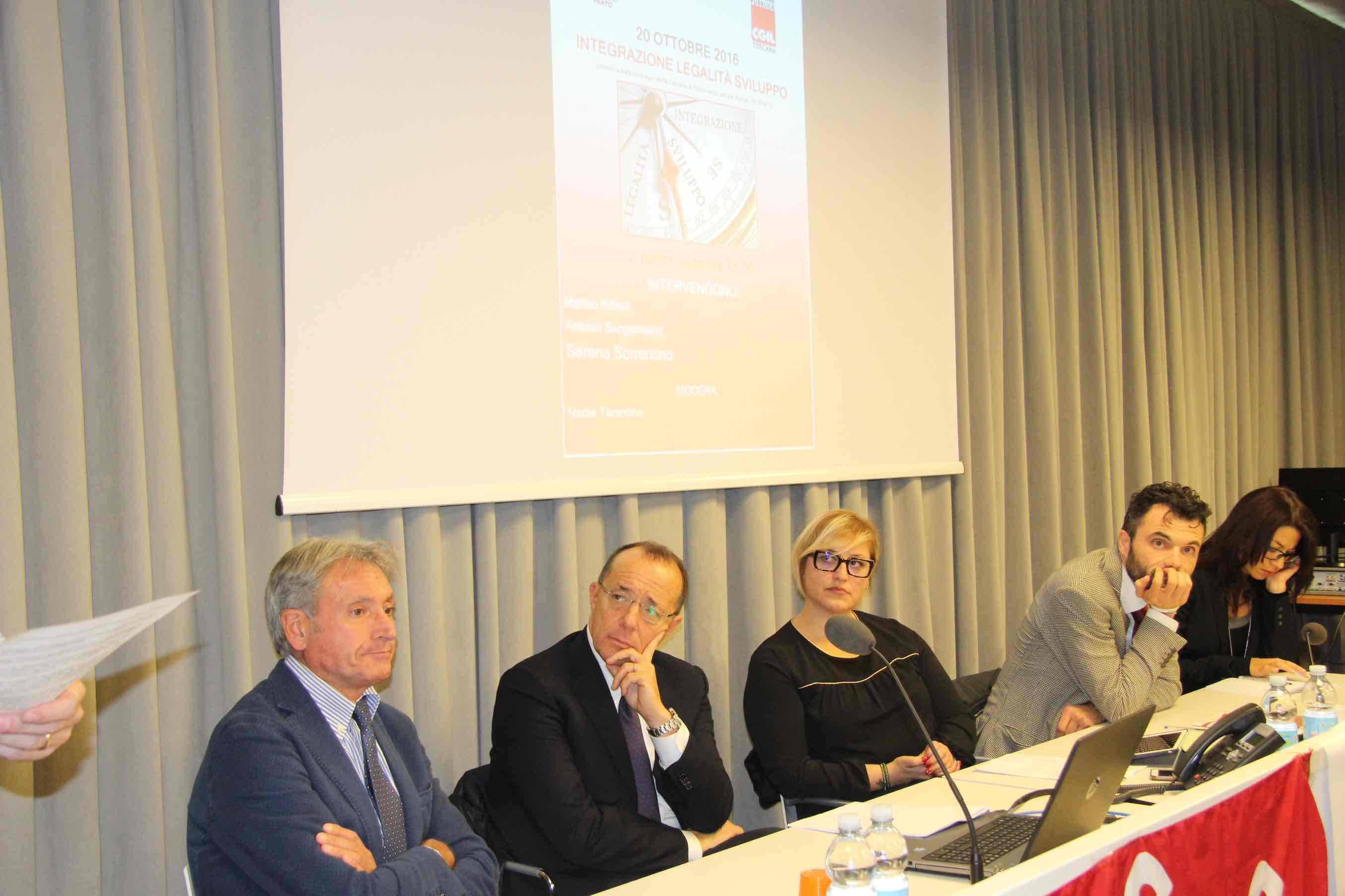 Da sinistra il procuratore Nicolosi, il sosituto Sangermano, la giornalista Tarantino, il sindaco Biffoni e la segretaria Cgil Funzione pubblica Sorrentino (foto Batavia) 
