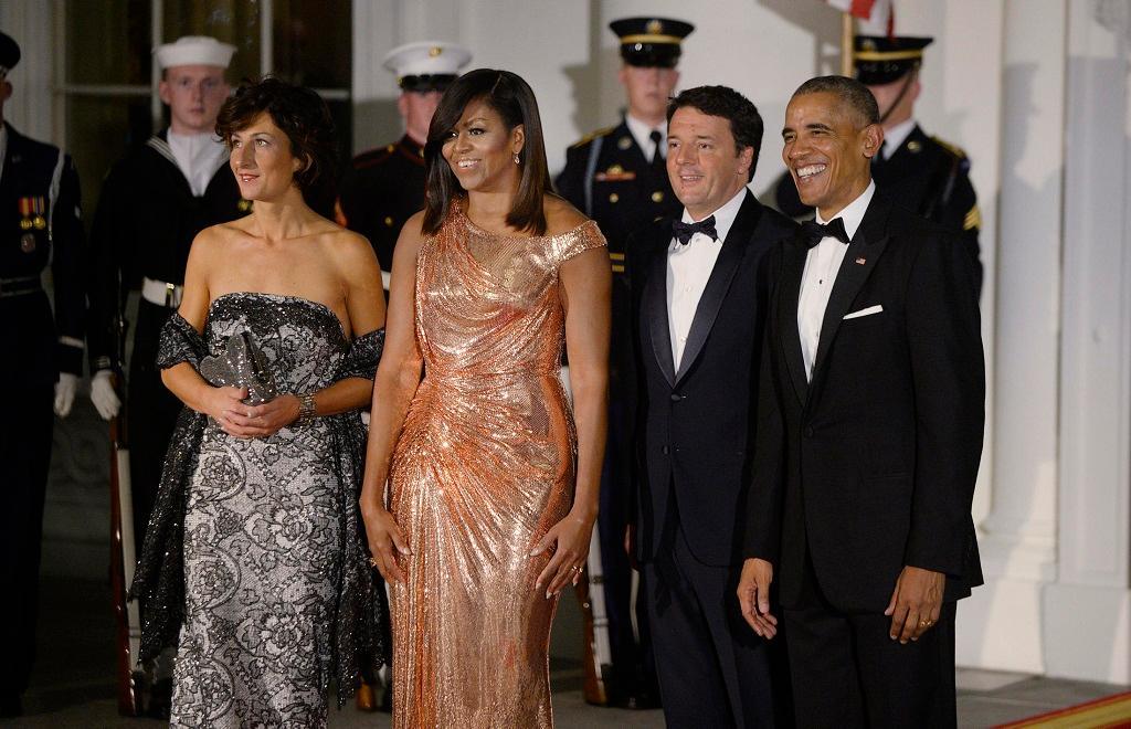 Matteo Renzi e Barack Obama, accompagnati dalle mogli, poco prima della cena alla Casa Bianca