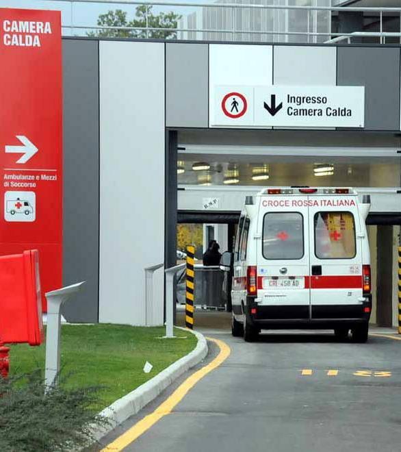 Esce dal lavoro e uno sconosciuto le si avvicina, giovane di 34 anni presa a pugni mentre passeggia