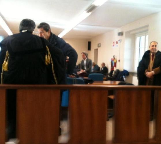 Palpò il seno a un’agente, condannato 