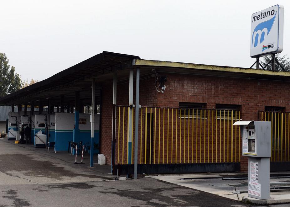 Spilamberto, rapina il distributore con un fucile 