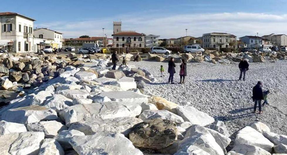 «Rimuoviamo gli scogli dalle spiagge di ghiaia» 