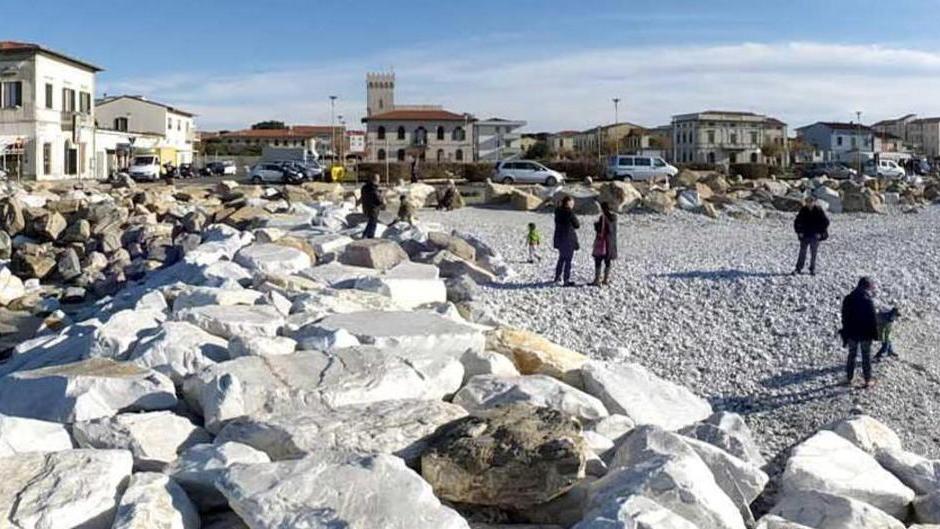 «Rimuoviamo gli scogli dalle spiagge di ghiaia»