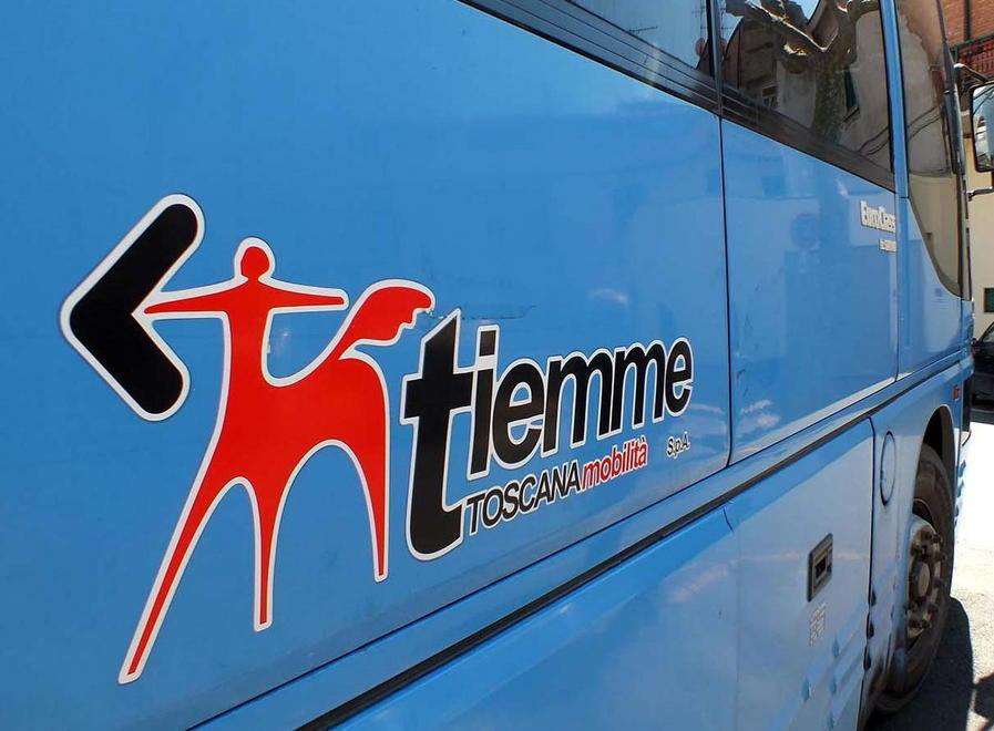 Il bus è pieno e corre via tredicenne resta a terra 
