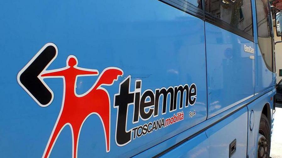 Il bus è pieno e corre via tredicenne resta a terra
