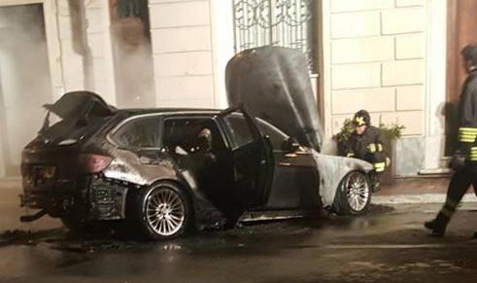 Bmw incendiata, il movente legato a questioni di soldi 
