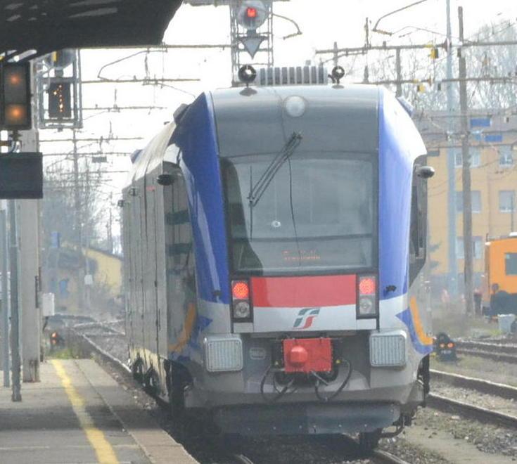 Ritardi e vagoni strapieni Odissea sulla Lucca-Aulla 