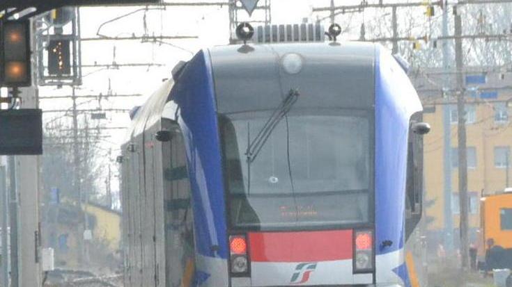 Ritardi e vagoni strapieni Odissea sulla Lucca-Aulla