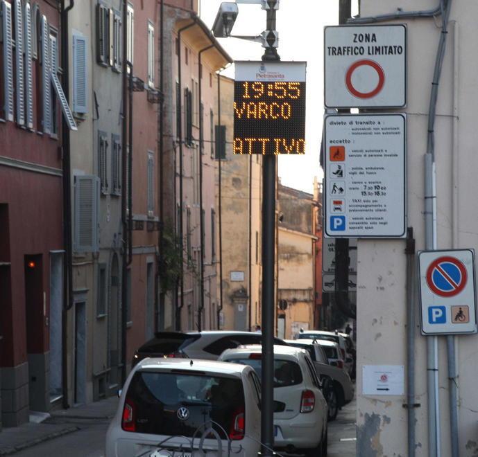 In farmacia con la targa dell’auto per evitare la multa 