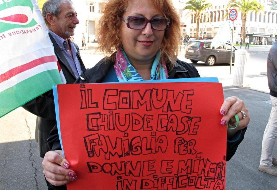 Protesta in Comune: «Ritiri il bando»