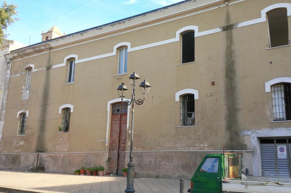 Sorso, la Provincia cerca di vendere l'ex caserma: ma ora si scopre che è del Comune