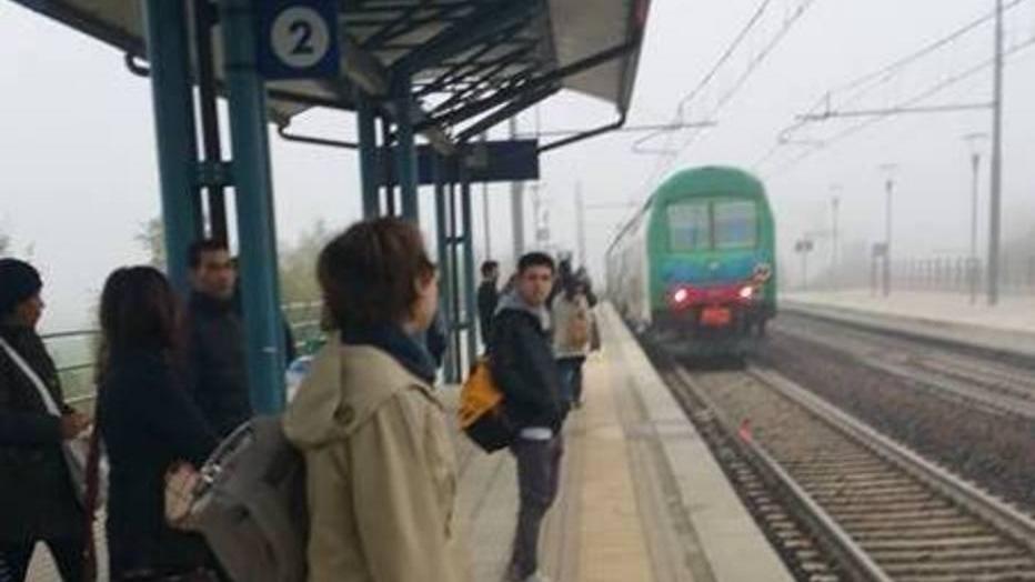 Il treno regionale buca la fermata e poi fa retromarcia