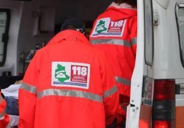 Grave un anziano trovato riverso in un campo