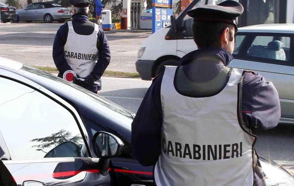 Ospite in una casa ruba anche l’auto e la tessera bancomat