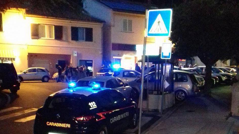 Rapinatore entra nella coop con una pistola, minaccia la cassiera e porta via un bottino da 2.000 euro