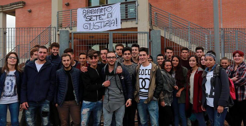 I ragazzi del Checchi con lo striscione “Abbiamo sete di giustizia” davanti all’istituto (Foto Agenzia Carlo Sestini)
