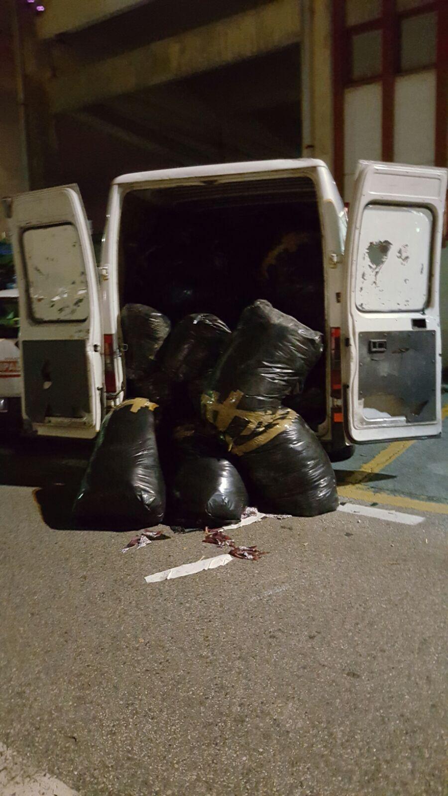 Il furgone carico di sacchi neri