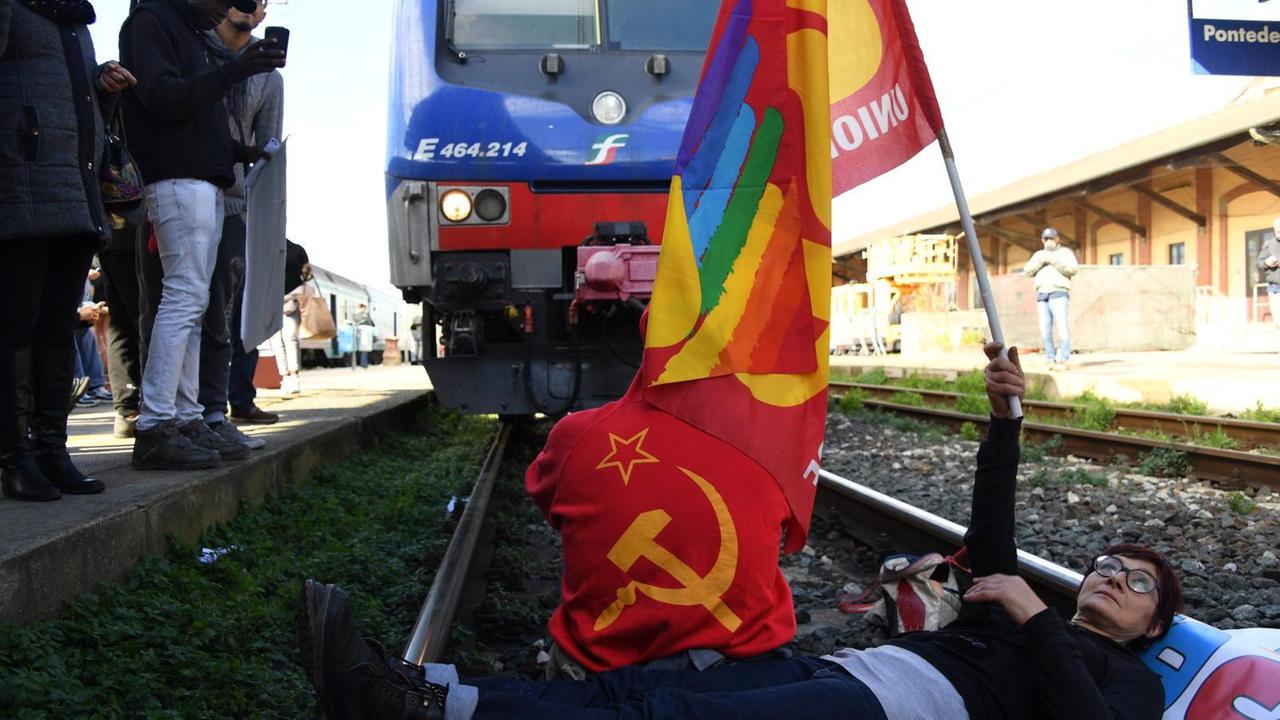 Metalmeccanici in corteo, invasi i binari della stazione