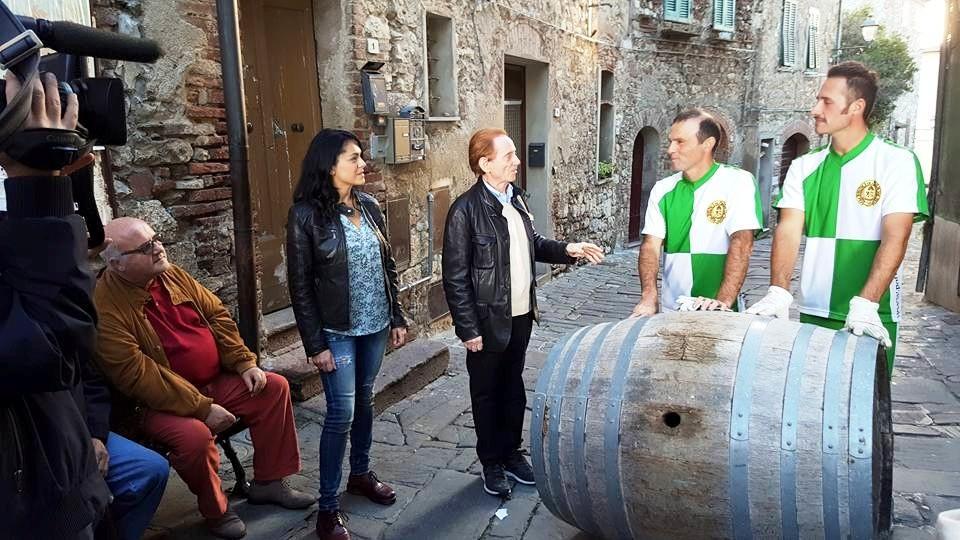 Bevilacqua e la troupe di Raidue con gli spingitori