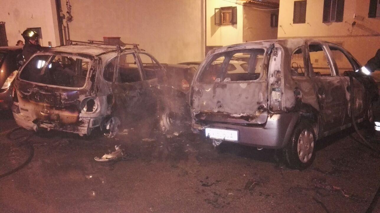 Fiamme nella notte a San Lorenzo, distrutte due auto e uno scooter