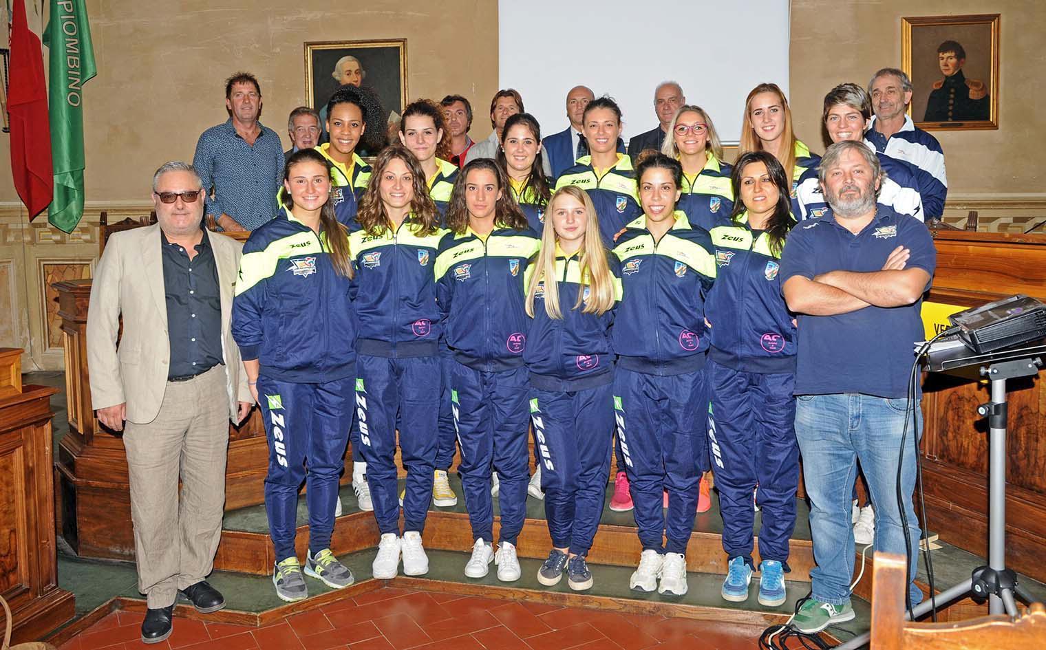 La squadra di Riotorto che partecipa al campionato di serie B2 in Comune insieme ad allenatrice, dirigenti e ai rappresentanti del nuovo sponsor Marino costruzioni (foto Pabar)