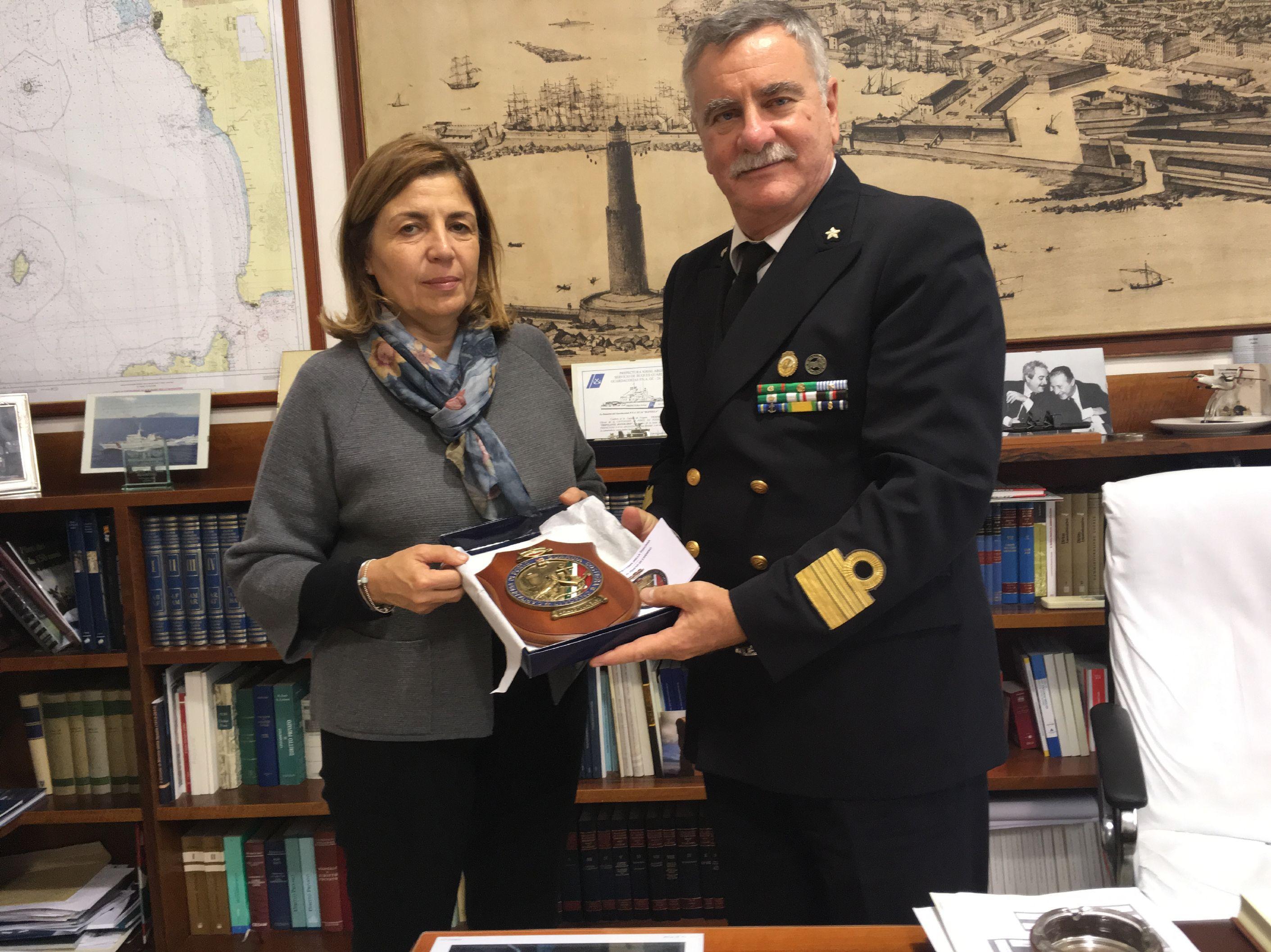 La prefetta Anna Maria Manzone con il comandante della Capitaneria Vincenzo Di Marco