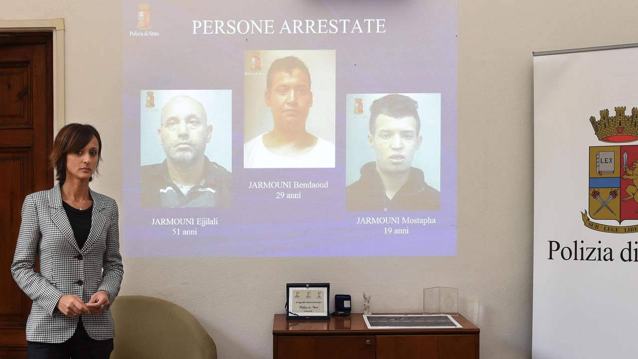 Silvia Cascino e, alle spalle, le immagini dei tre destinatari delle ordinanze (Foto Sernacchioli)
