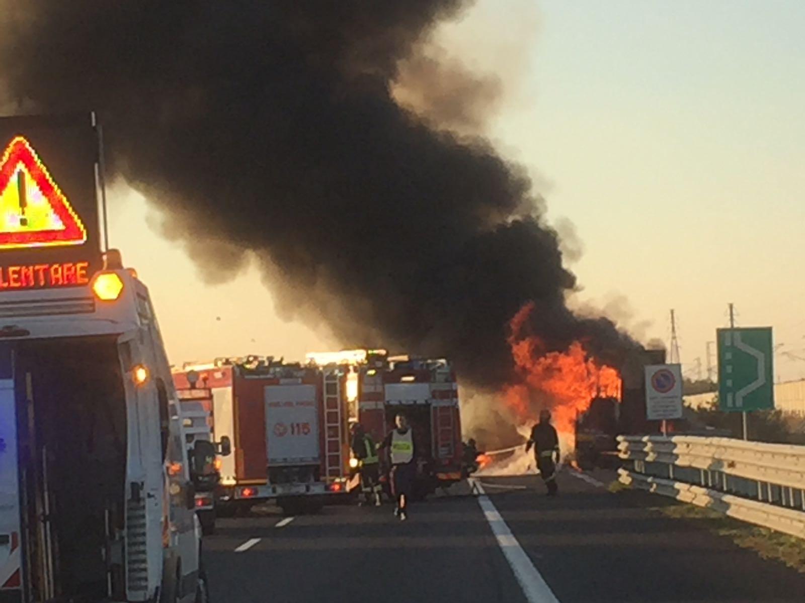 Camion in fiamme vicino al casello A1 di Reggio Emilia, autostrada paralizzata
