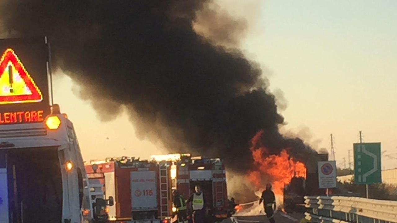 Camion in fiamme vicino al casello A1 di Reggio Emilia, autostrada paralizzata