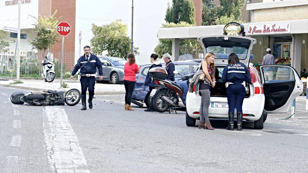Lo scontro ad Ardenza davanti all'ex Ciomei (Marzi/Pentafoto)
