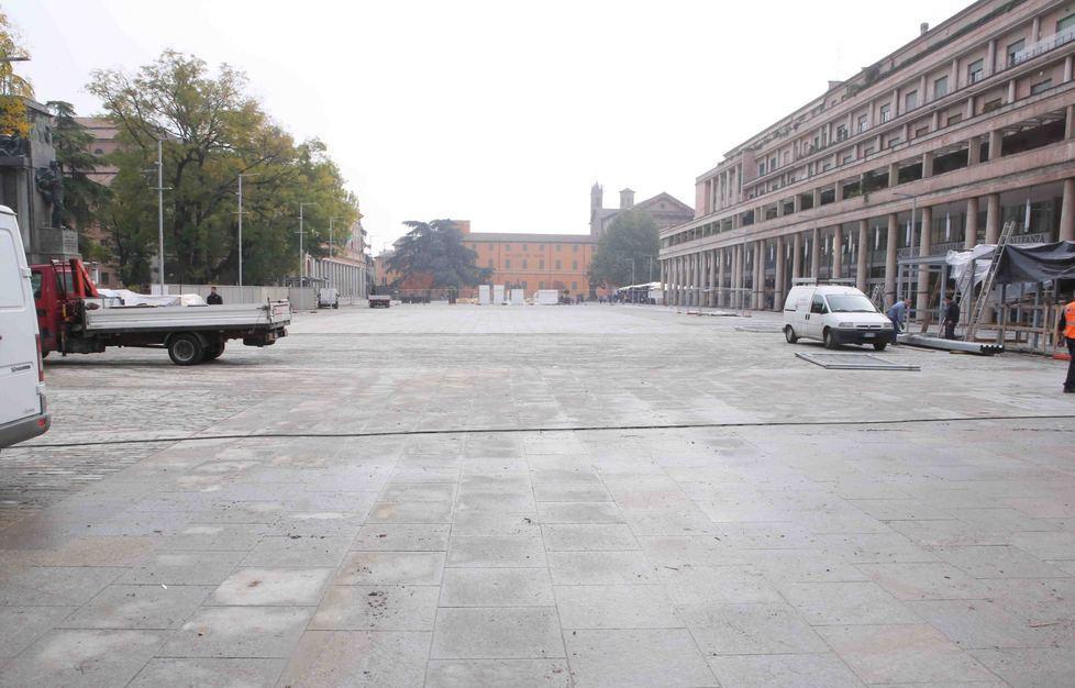 La piazza è pronta, il Comune di Reggio Emilia invece no 