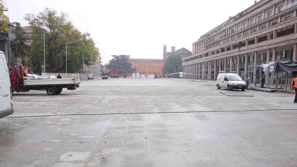La piazza è pronta, il Comune di Reggio Emilia invece no