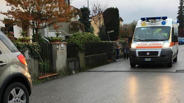 Paura per una bimba investita da un’auto mentre va a scuola