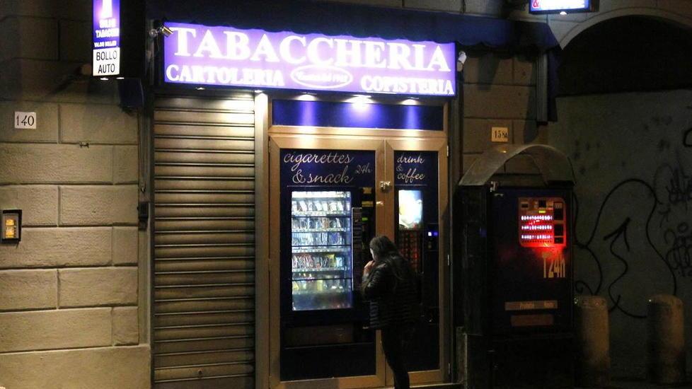 Il tabaccaio reagisce e mette in fuga il bandito armato