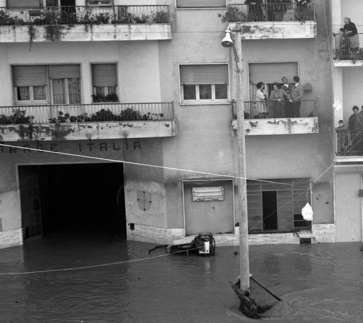 «Arriva la piena» E chi può salvi l’auto 