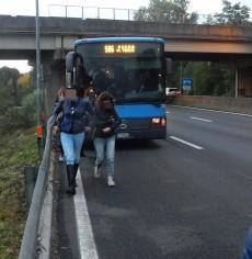 Il pullman si rompe, passeggeri a piedi 