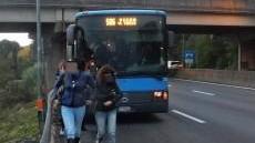Il pullman si rompe, passeggeri a piedi