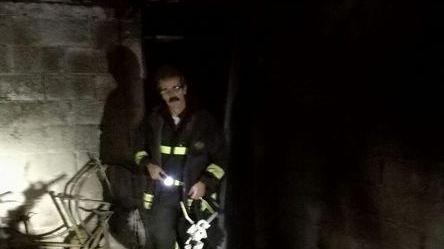 Incendio nel seminterrato, 30 famiglie senza acqua e gas