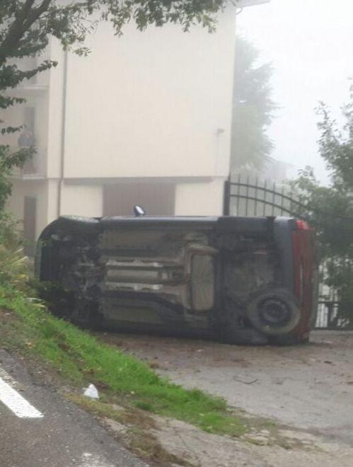 Si cappottano in auto: due feriti 
