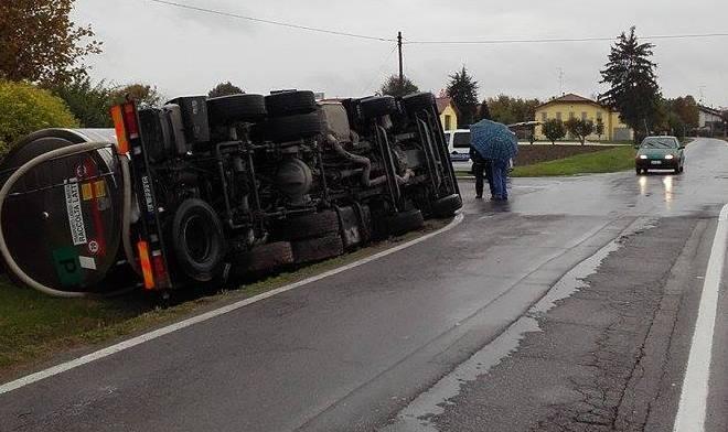 Via Uccivello, un tir nel fosso all’incrocio dei mille incidenti