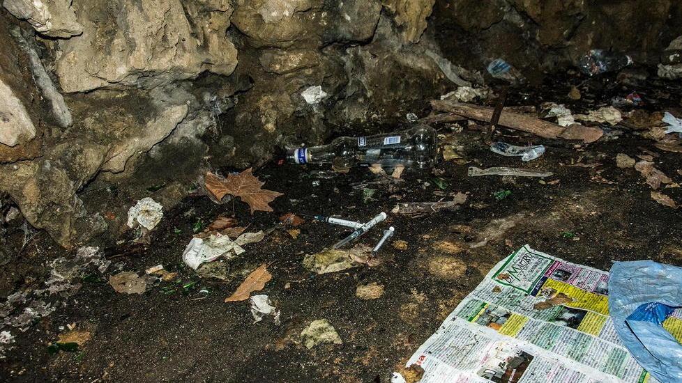 Villa Regina in abbandono: siringhe e degrado a due passi dai giochi per bambini