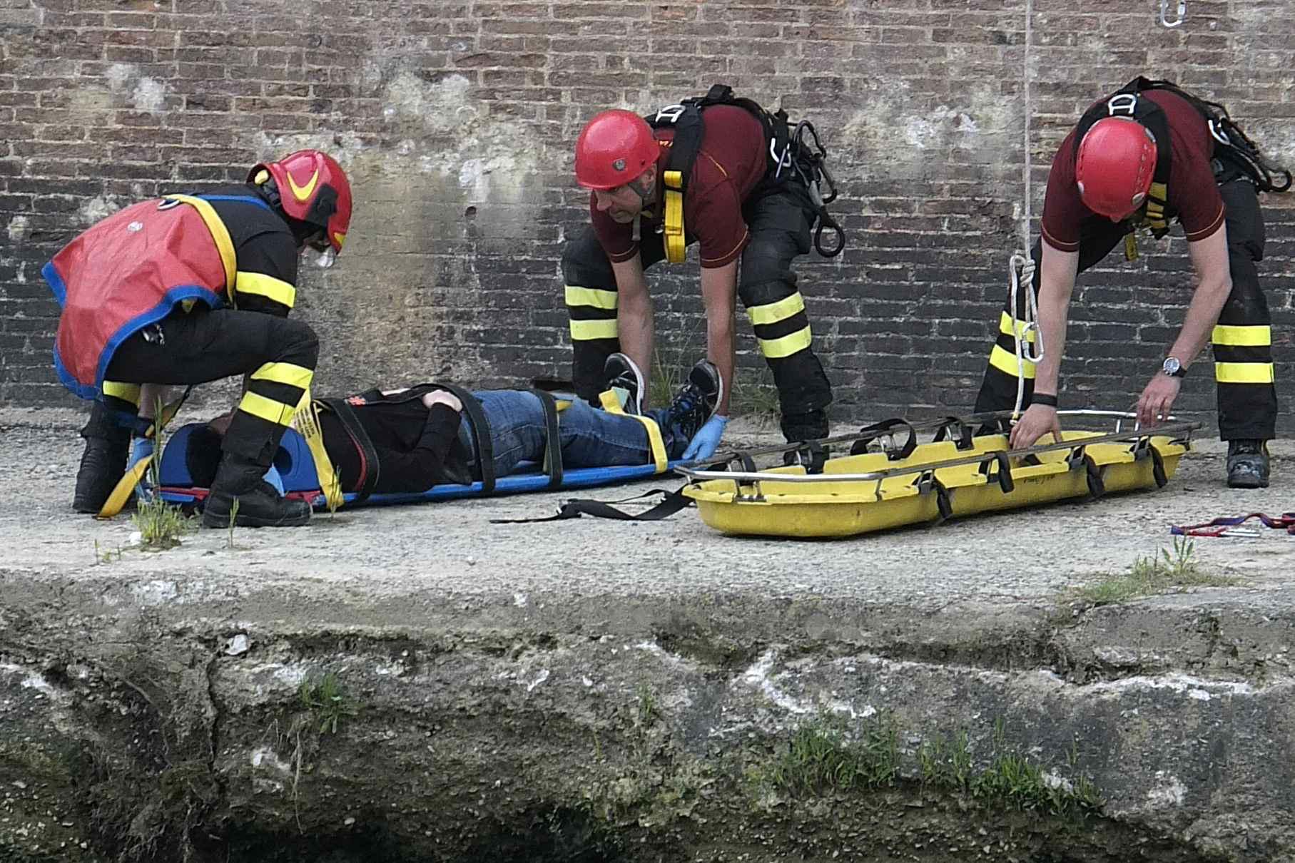 Nella foto d'archivio, i soccorsi a un giovane di Singapore caduto dalle spallette nel 2015