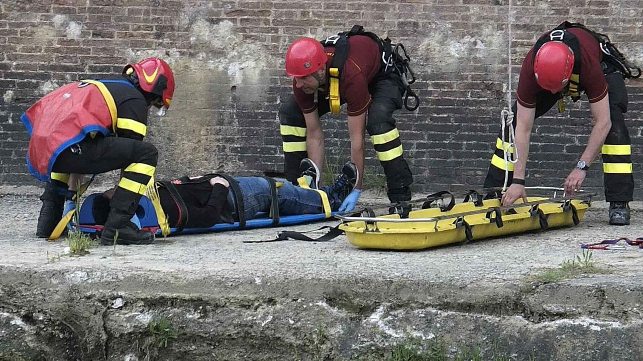 Nella foto d'archivio, i soccorsi a un giovane di Singapore caduto dalle spallette nel 2015