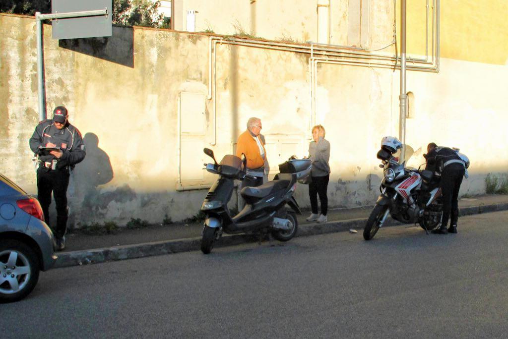 Auto contro scooter tra via degli Oleandri e via dei Pensieri