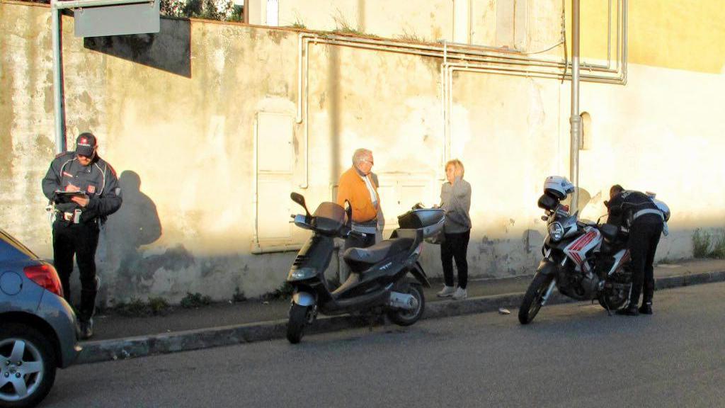 Auto contro scooter tra via degli Oleandri e via dei Pensieri